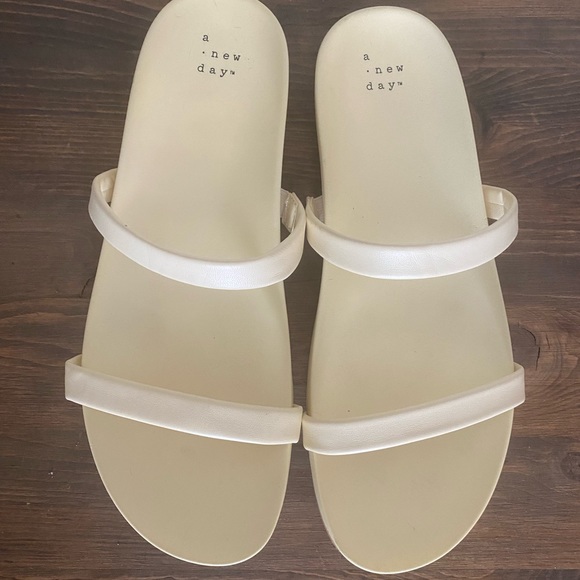 • Sandals • - Picture 2 of 3